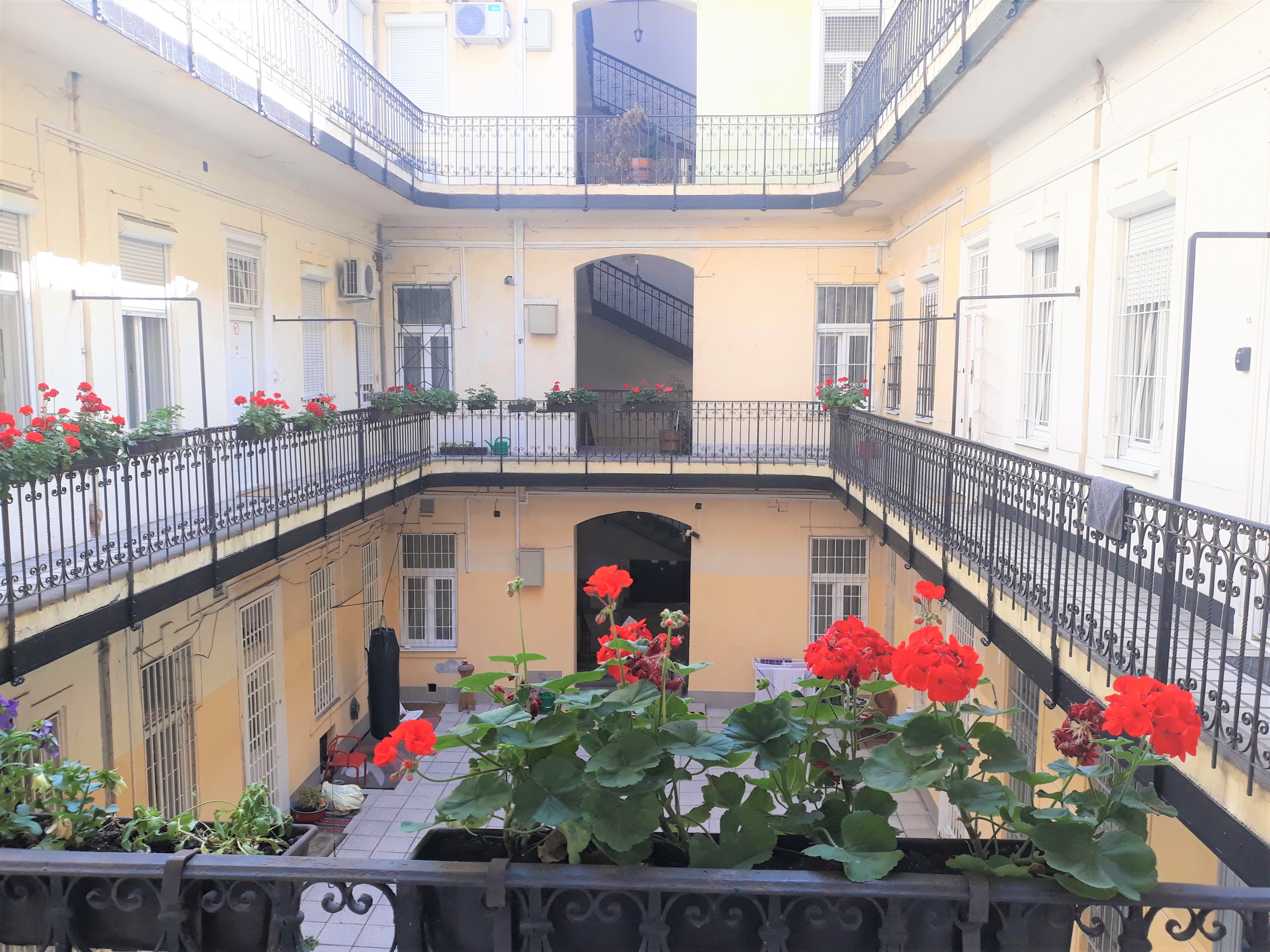 three-bedroom-apartment in the centre of Budapest for long term to rent