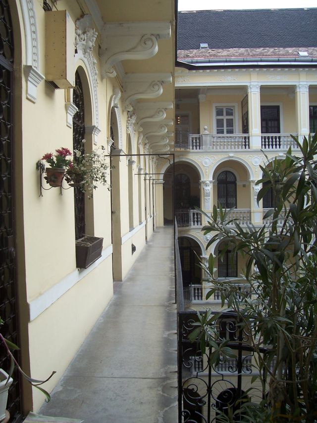 kiadó lakások,albérlet,lakásbérlet Budapesten az Astorianál Dohány utcában,zsinagógától 100 méterre folyosó